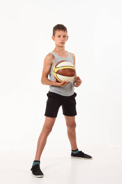 подросток с баскетбольным мячом на белом фоне
 - Фото, изображение