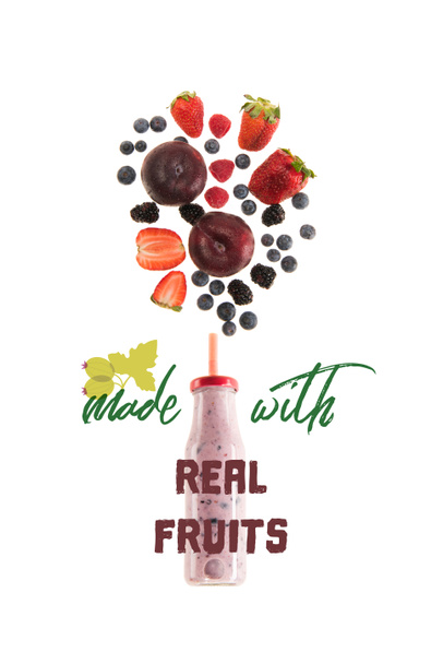 gesunde Beeren Smoothie in Glasflasche isoliert auf weiß, mit dem Schriftzug "mit echten Früchten" - Foto, Bild