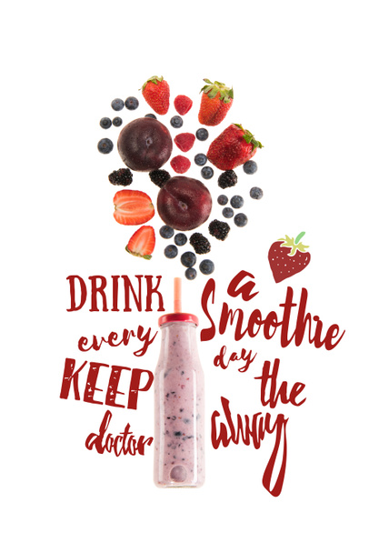 egészséges bogyós gyümölcsök smoothie elszigetelt fehér üvegben, "ital egy smoothie naponta tartja az orvost távol" felirat  - Fotó, kép