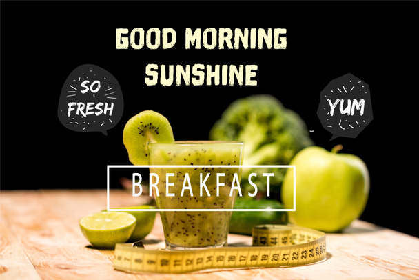 frullato di frutta fresca in vetro con pezzetto di kiwi, lime e metro su tavolo, con scritte "buongiorno sole" e "colazione"
 - Foto, immagini