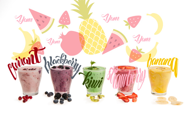 Vue rapprochée de verres avec smoothies frais à base de groseille, mûre, kiwi, fraise, banane, isolés sur blanc avec illustrations
 - Photo, image