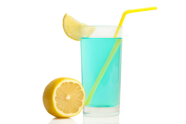 白い背景で隔離のガラスのレモンのスライスとブルーラグーンのアルコール カクテル. - 写真・画像