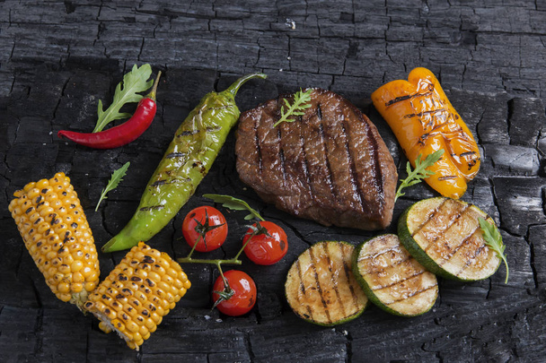Naudanliha pihvi grillattuja vihanneksia
 - Valokuva, kuva