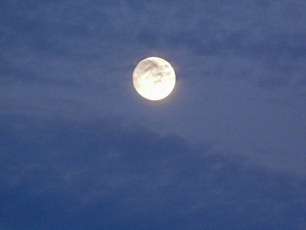 měsíc na obloze - Fotografie, Obrázek