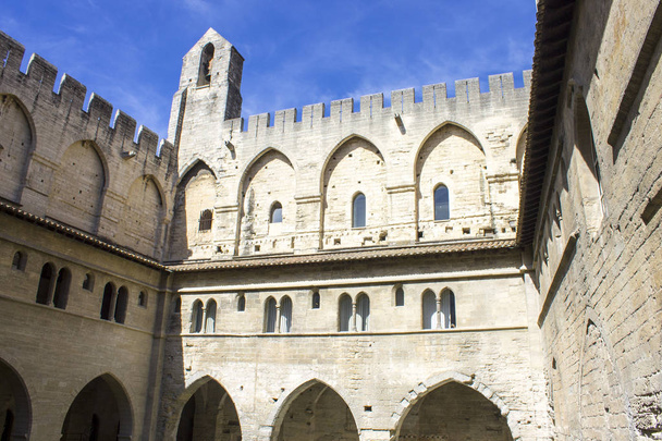 ヨーロッパで最大かつ最も重要な中世ゴシック建築の一つに、アヴィニョン教皇庁または教皇宮殿。1995 年以来世界遺産 - 写真・画像
