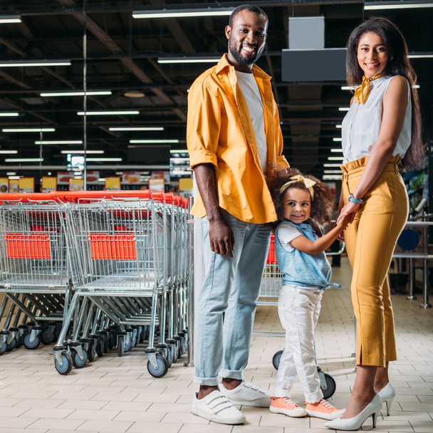 šťastný afroamerické pár s malou dcerou v supermarketu  - Fotografie, Obrázek