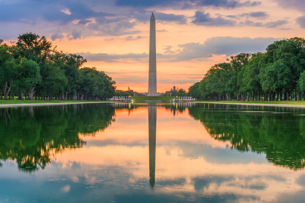 Pomnik Waszyngtona na basen odzwierciedla w Waszyngtonie o świcie. - Zdjęcie, obraz