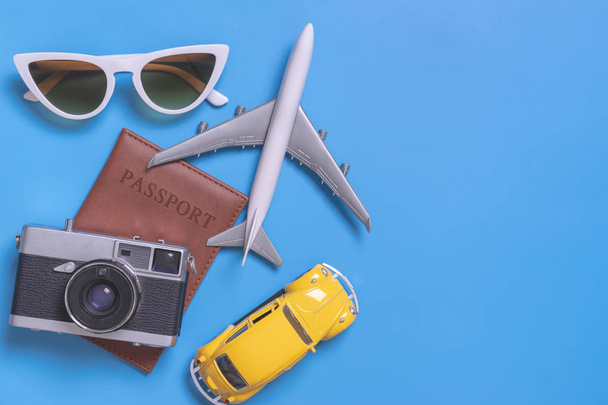 Zomer Reisbenodigdheden met vliegtuig camera paspoort en auto doorgeven blauw - Foto, afbeelding