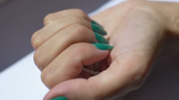 La donna mostra un dispositivo anticoncezionale IUD sul palmo della mano
. - Filmati, video