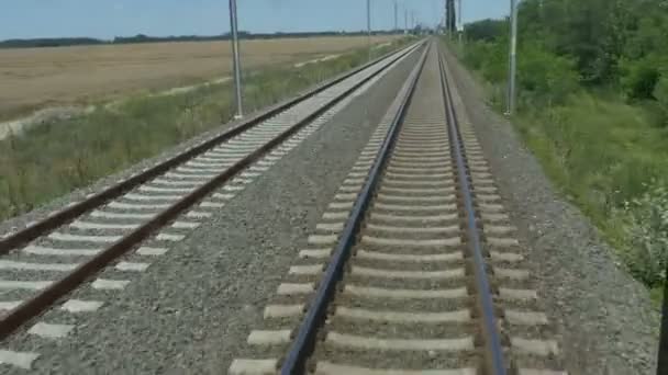 Бегущая железная дорога с металлическими рельсами и видом на гравий
. - Кадры, видео