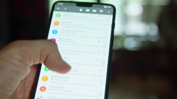 Close up van e-mails op een smartphone-scherm doorbladeren hand - Video