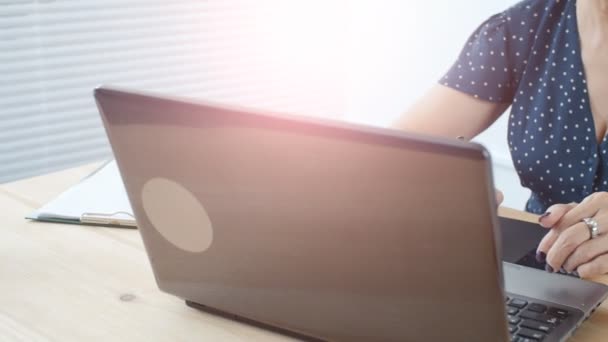 Приваблива зріла бізнес-леді, що працює на ноутбуці в офісі
 - Кадри, відео