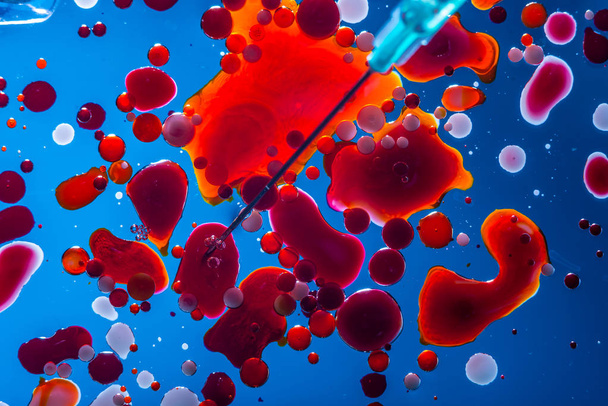 Piros buborékok a kék háttér-Vértes vérsejtek. Absztrakció, az orvostudomány és a tudomány. A koncepció a mikro-folyamatok és a betegségek az emberi szervezetben - Fotó, kép