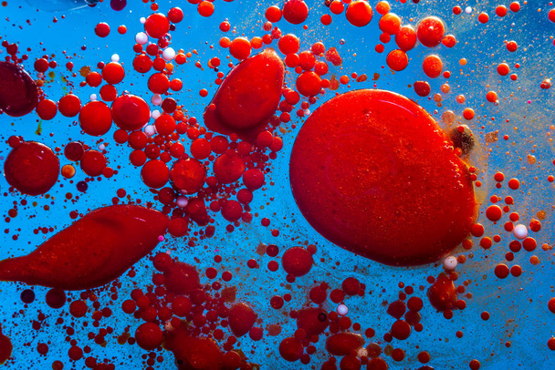 Красные пузырьки клеток крови на синем фоне крупным планом. Абстракция медицины и науки. Концепция микропроцессов и заболеваний в организме человека
 - Фото, изображение