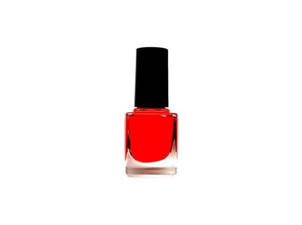 Un esmalte de uñas rojo aislado
 - Foto, imagen