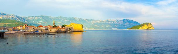 Karadağ 'ın Adriyatik kıyı şeridinde yer alan eski Budva ve Sveti Nikola adalarına panoramik manzara. yaz deniz manzarası arkaplanı. - Fotoğraf, Görsel