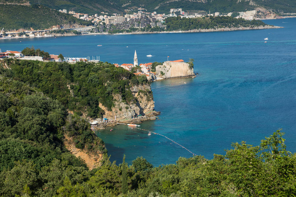 Panoramatický pohled Budva Riviera z paluby pozorování pevnosti starého města. Budva. Černá Hora. - Fotografie, Obrázek