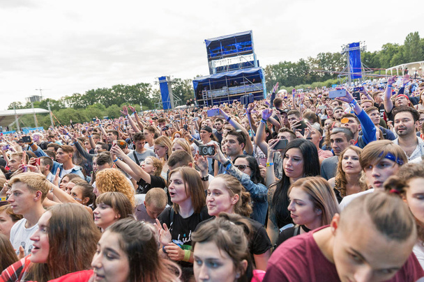 KIEV, UKRAINE - JULY 04, 2018: Fans crowd enjoy Belgian DJ Lost Frequencies live performance at the Atlas Weekend Festival in National Expocenter. - Fotografie, Obrázek