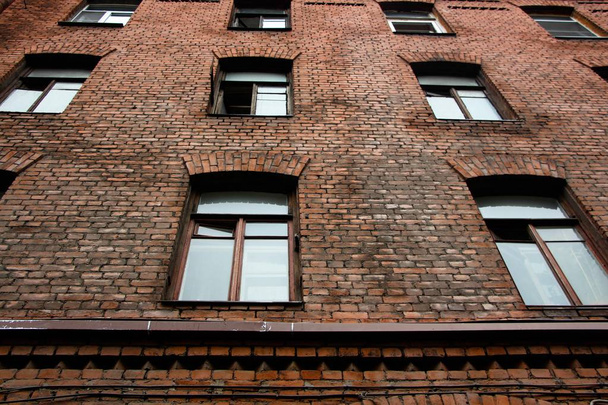 Large windows in an old brick building. The building was built in the nineteenth century, it was in these houses that the loft style originated. - Foto, Bild