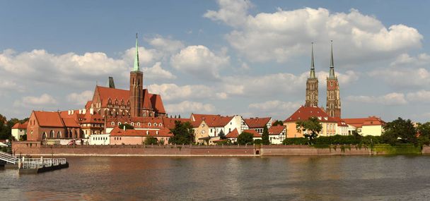 Wroclaw cityscape with Church of the Holy Cross and St. Bartholomew and Cathedral of St John the Baptist with river Odra in Wroclaw, Polan - 写真・画像