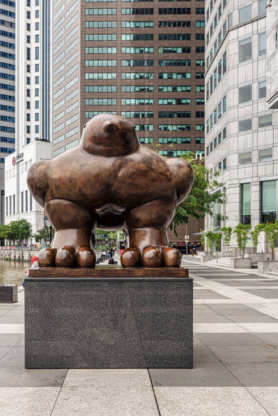 Singapore, Jan 14, 2018: Bronze bird sculpture by Fernando Botero standing on Boat Quay in the front of the UOB plaza Singapore - Foto, Bild