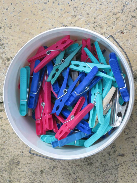 a használatra előkészített gyönyörű clothespins egy vödör - Fotó, kép