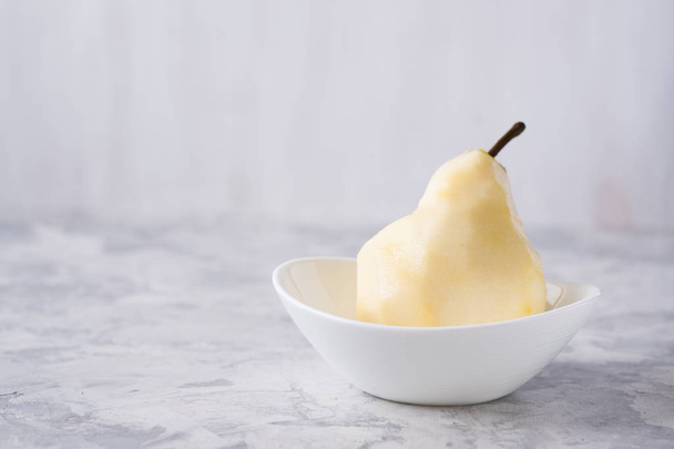 pear on a light background - Foto, afbeelding