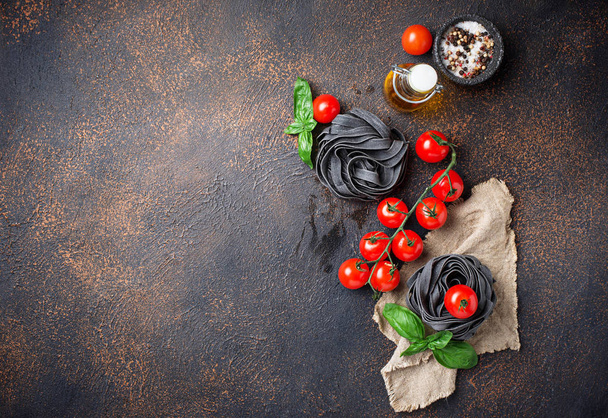 Μαύρο άβραστα ζυμαρικά με ντομάτα και βασιλικό - Φωτογραφία, εικόνα