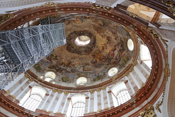 Karlskirche (Iglesia de San Carl) interior, Viena, Austria
 - Foto, imagen
