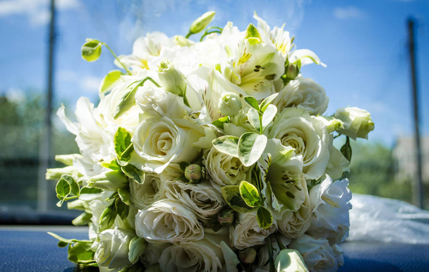 Wedding bouquet of the bride in the car - Photo, Image