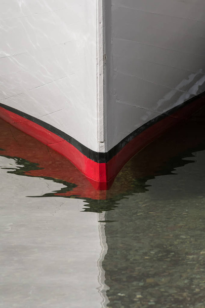 Červená a bílá loď na jezeře klidu zblízka - Fotografie, Obrázek