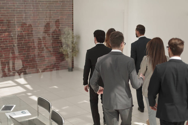 бізнес команда проходить через офіс наполовину
 - Фото, зображення