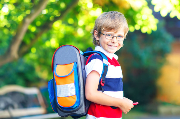 petit garçon avec cartable d'école le premier jour à l'école
 - Photo, image