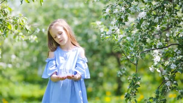 美しい春の日にリンゴの庭を開花中の愛らしい女の子 - 映像、動画