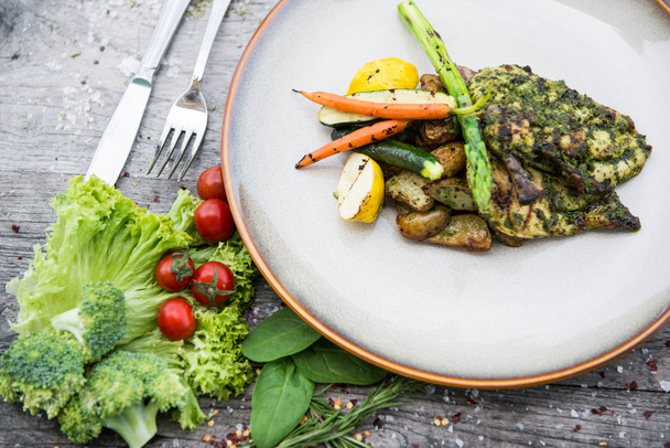Kuřecí pesto salát s čerstvou zeleninou na bílé plotně - Fotografie, Obrázek