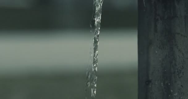 παλιά βίντεο της νερό αναβλύζει από μια δημόσια Κρήνη της βρύσης - Πλάνα, βίντεο