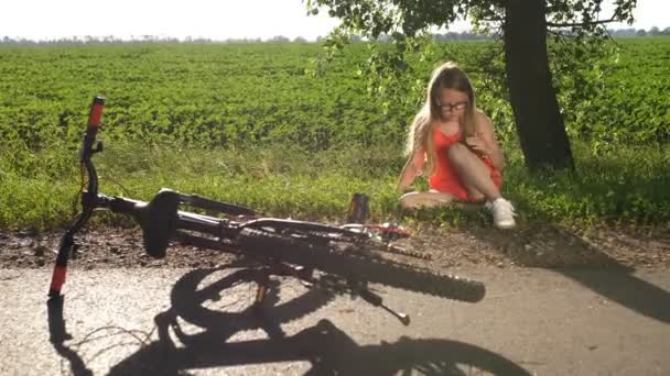 Εφηβικό κορίτσι που κάθεται στον δρόμο μετά από συντριβή ποδηλάτων - Πλάνα, βίντεο
