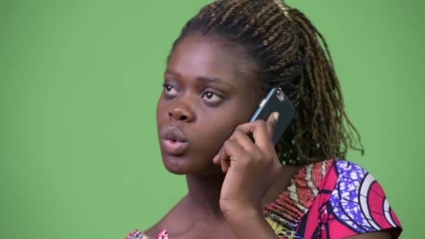 Young African woman using phone - Imágenes, Vídeo