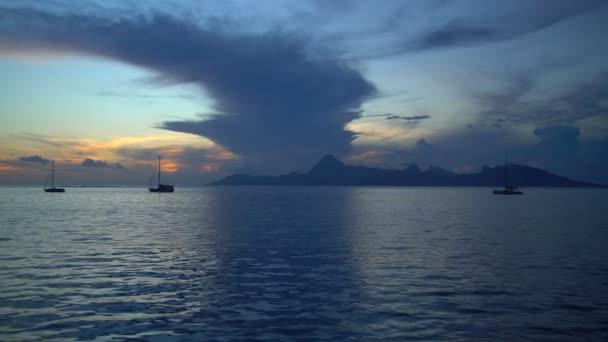 Moorea zonsondergang van Tahiti een Polynesische paradijs jachten in tropische eiland lagune zuidelijke Stille Oceaan - Video