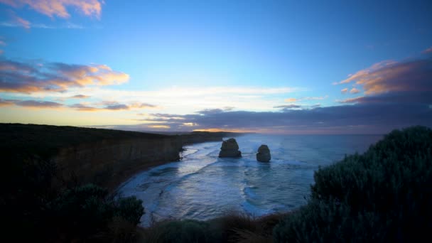 Twaalf apostelen Nationale Marinepark kustlijn bij dageraad offshore rock stacks en kalkrotsen Victoria Australië - Video