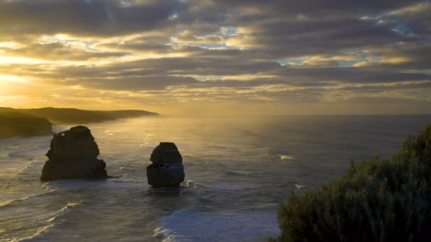Хмара утворень та ранок Схід сонця над океанських хвиль і мальовничими берегової лінії дванадцяти апостолів Національного морського парку Австралії - Кадри, відео