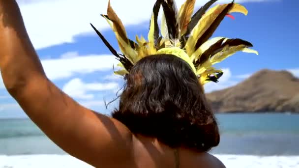 Mannelijke en vrouwelijke inheemse Marquesan mensen uitvoeren van een traditionele dans van de vogel op het strand het dragen van traditionele kledij Nuku Hiva Marquesas Stille Zuidzee - Video