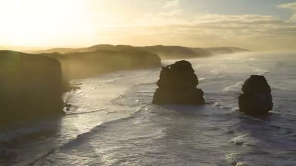 Timelapse oceaan golven langs de kustlijn van de twaalf apostelen Marine National Park en rond offshore zee stapels Victoria Australië - Video