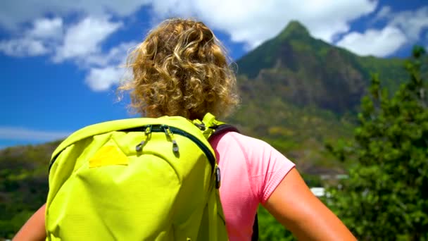 Naispatikoija nauttii kaukaisesta maisemasta Atuona vuoret rehevän vihreä trooppinen sademetsä kaukainen tuliperäinen saari paratiisi Etelä-Tyynenmeren Hiva Oa Marquesas
 - Materiaali, video