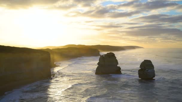 Doce Apóstoles Parque Nacional Marino montones de rocas en alta mar y acantilados de piedra caliza vista panorámica del océano al amanecer Victoria Australia
 - Metraje, vídeo