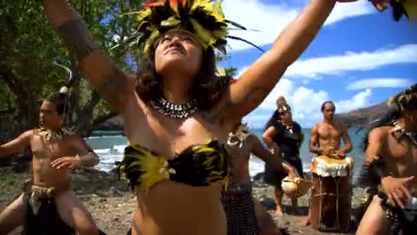 Hombres y mujeres nativos de Marquesan realizando un baile tradicional de aves en la playa con ropa tradicional Nuku Hiva Marquesas Pacífico Sur
 - Imágenes, Vídeo