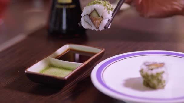 Szója szósz mártja sushi tekercsek - Felvétel, videó