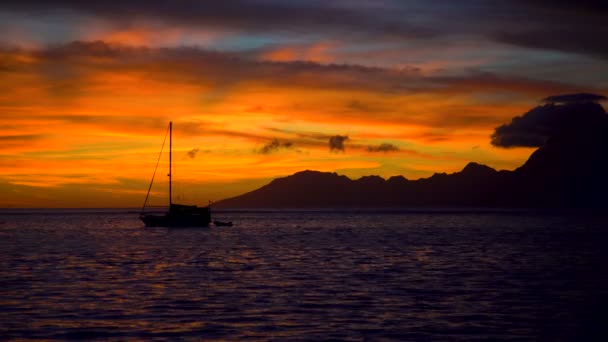 Altın gece gökyüzü resif ve tropikal bir ada cenneti Moorea Tahiti Güney Pasifik Okyanusu'ndan yat Polinezya bir gün batımı görünümü - Video, Çekim