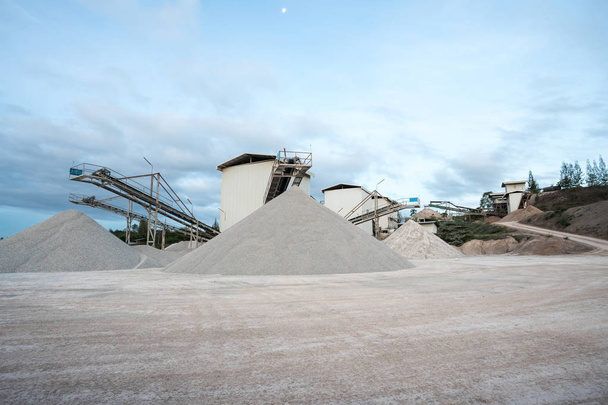 гора піску лежить на бетонному заводі де і конвеєрний пояс для транспортування піску
 - Фото, зображення