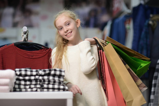 Kızlar alışverişe gitmek, Satın almak ve şeyler ölçmek - Fotoğraf, Görsel